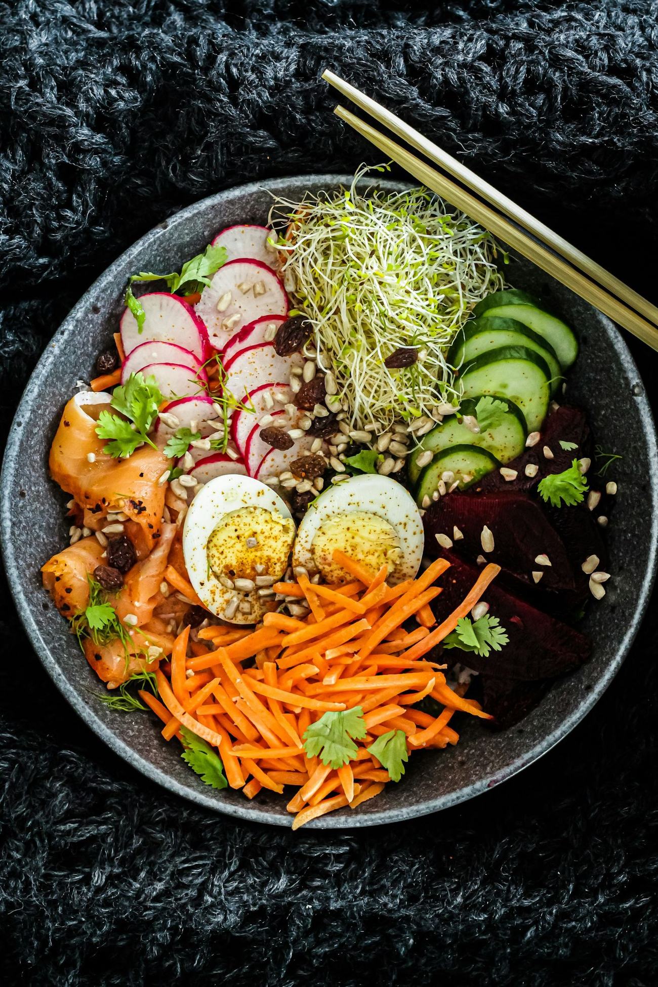 Keyfi Bowl sağlıklı bowl: somon, yumurta, havuç ve sebzeli poke bowl